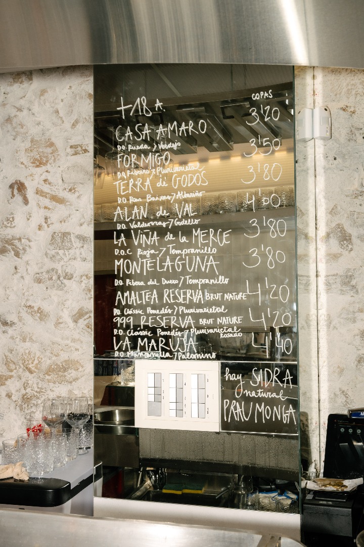 Andarica, Gijón. Barra y espejo con la carta de vinos